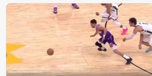 九游体育官网-字母哥扑抢布克 双双倒地 美媒：字母哥这是一个脏动作吗