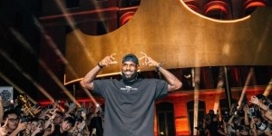 九游体育-詹姆斯晒照回顾中国行上海站：揭幕詹23感觉太棒了 感谢每一个人