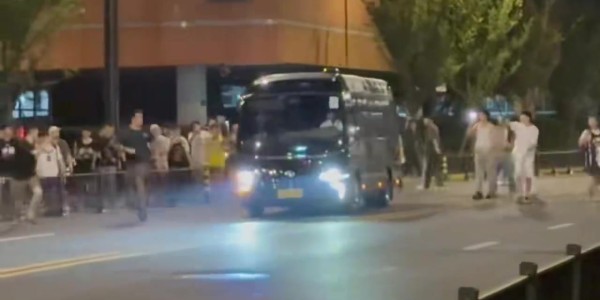 九游体育官方网站-追星行为警示：湖人球迷冒险穿越行驶车辆只为拍摄詹姆斯